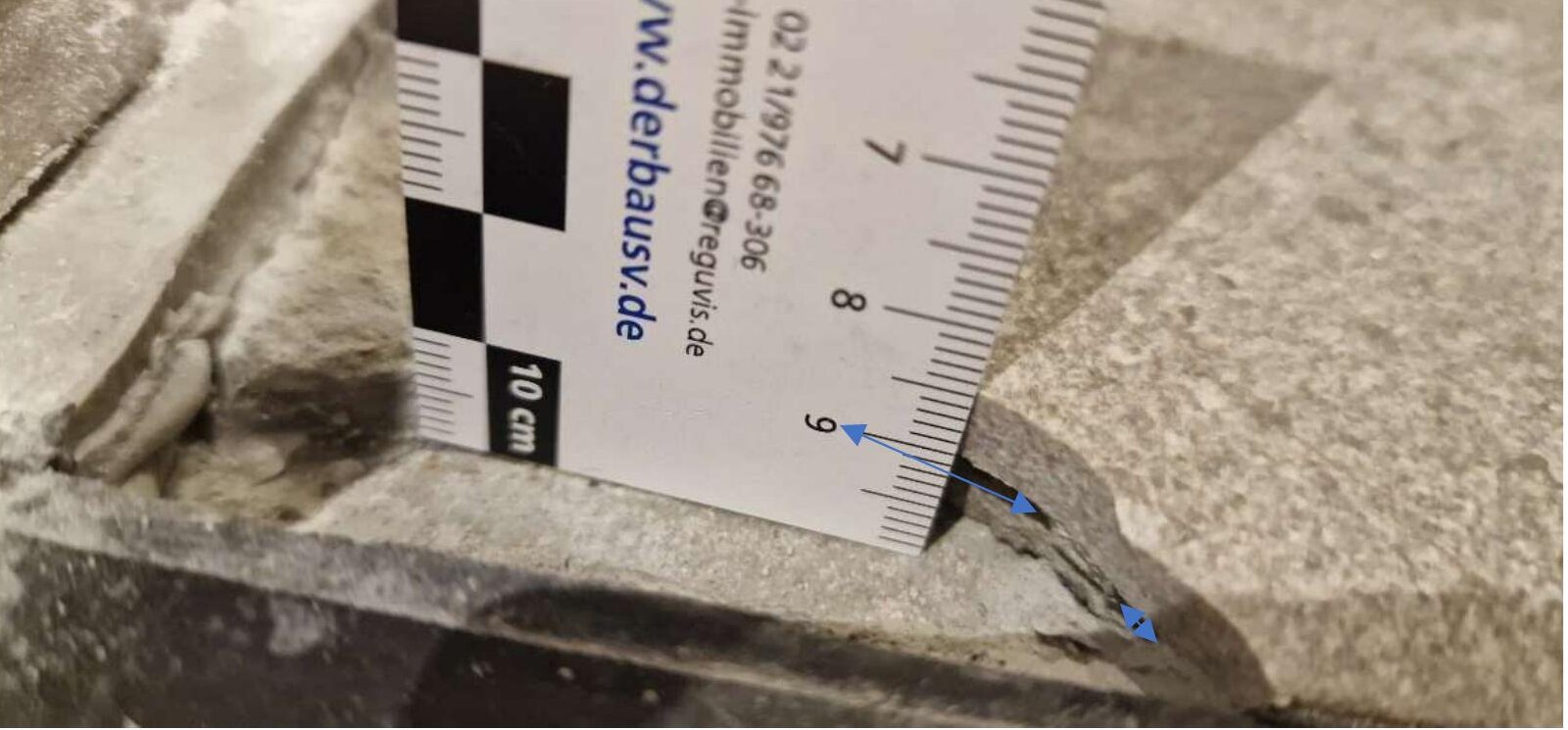 Markierte Hohllage an der Fliesenkante mit 10-cm-Messlatte