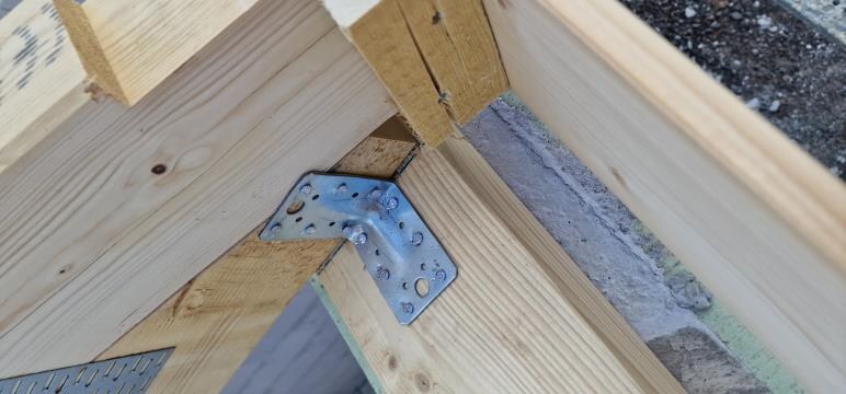 Dachbinder-Anschluss mit montiertem Stahlwinkel: Verbindungsmittel weichen von der Statik ab