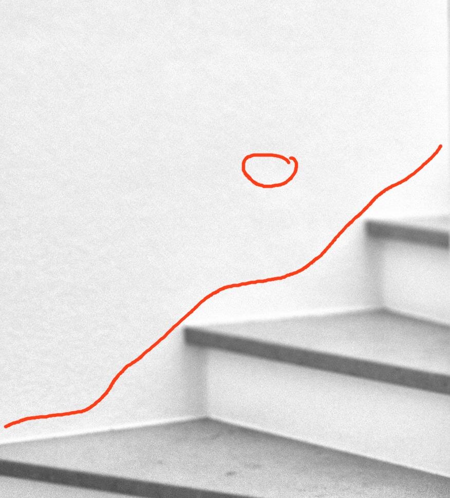 Kontrastverstärkte Schwarzweiß-Aufnahme der Treppe mit rot markierten Farbkonturen der ursprünglichen Weinspritzer